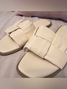 Universal Thread Cream Padded Slide Sandals